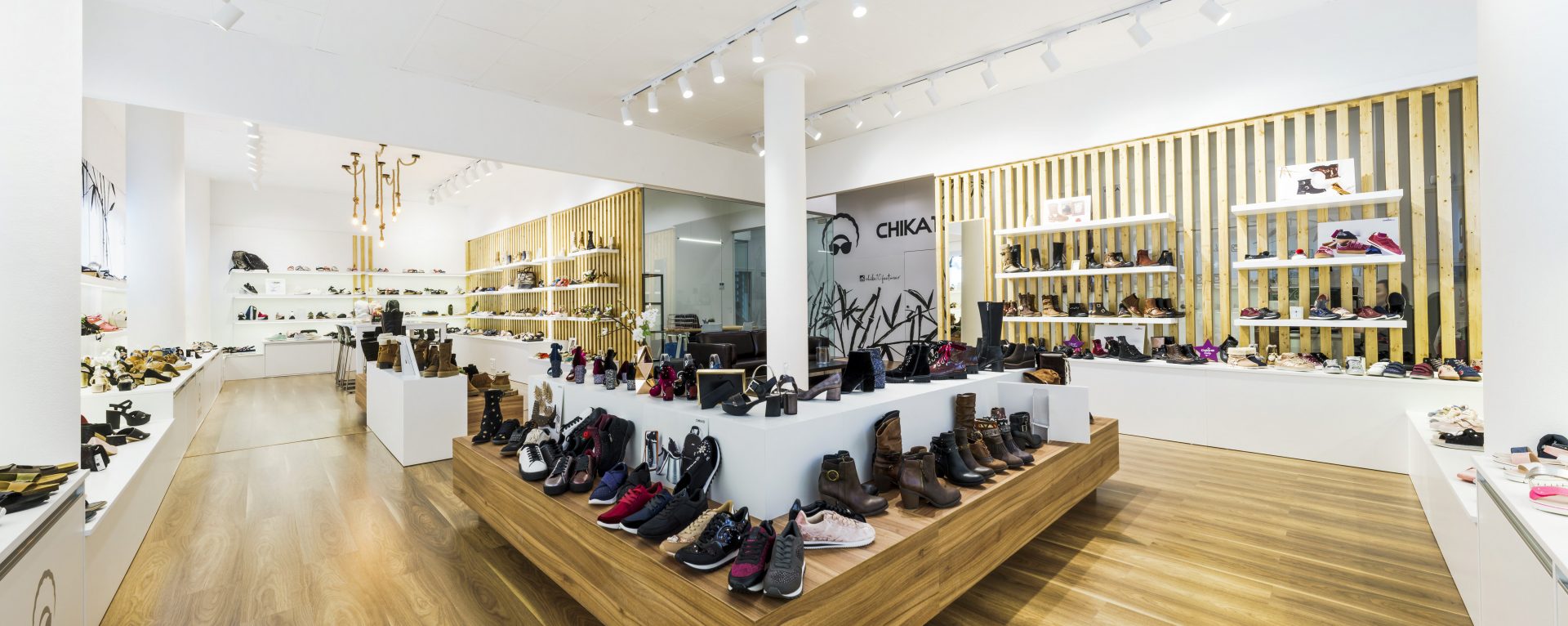 panoramica-showroom-chika10-interiorismo-comercial-studio17-01