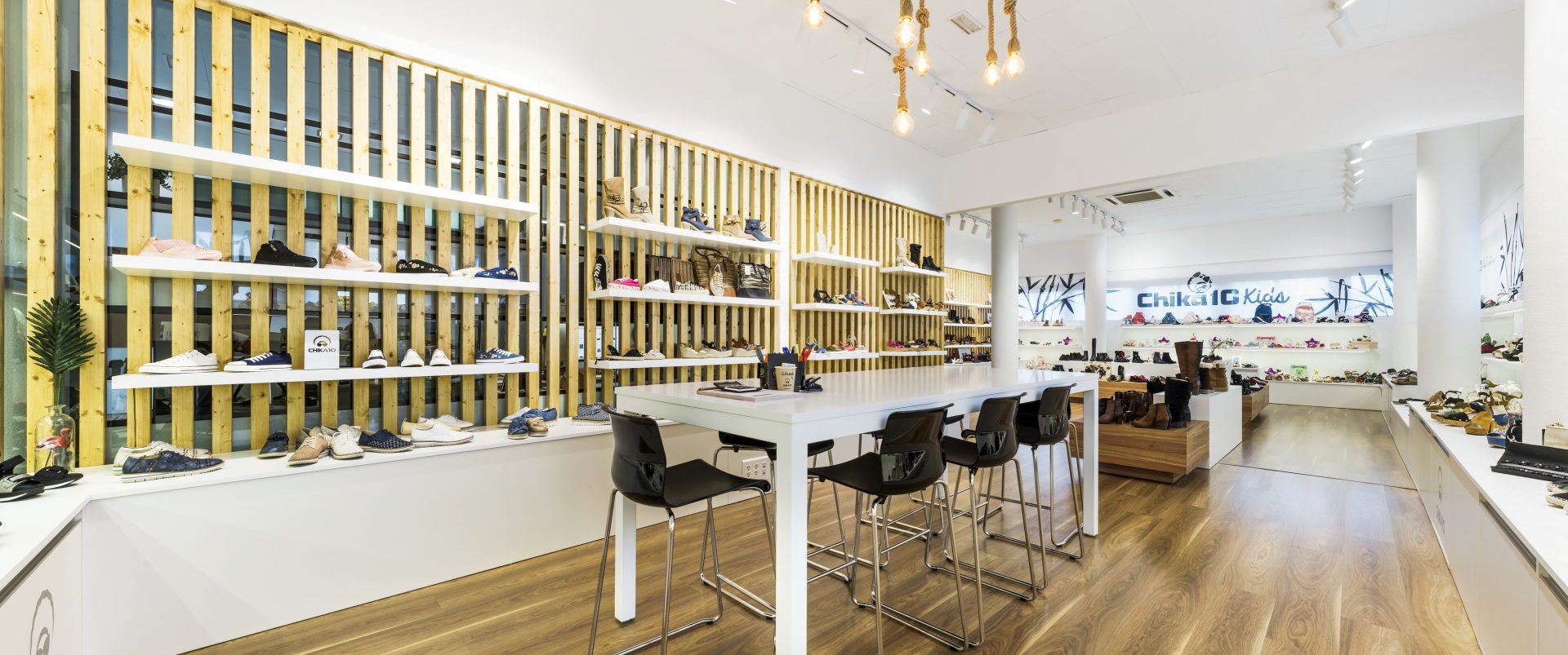 panoramica-showroom-chika10-interiorismo-comercial-studio17-03